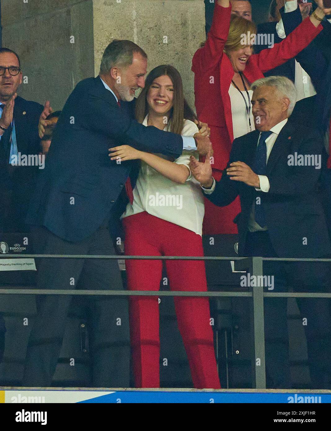 William, Prinz von Wales, Prince de Galles avec son fils Prince George frustré à 2-1 buts, Felipe VI King of Spain et Sofie célèbrent les deux premières rangées : (G-d) Bernd Neuendorf, David Gill, Lisa Nandy, Keir Starmer, Mark Bullingham, Debbie Hewitt, Paul Cubberley, Prince George de Galles fils de William Prince de Galles, Theodore Theodoridis, William Prince de Galles, Barbara Ceferin, Aleksander Ceferin (président de l'UEFA) , Philipp Lahm, Felipe VI Roi d'Espagne, Juan Rubio Yanchuck, Princesse Sofia fille de Felipe VI Roi d'Espagne, Pilar Alegria Continente, RFEF-Präsident Pedro Rocha, Camilo Villarin Banque D'Images