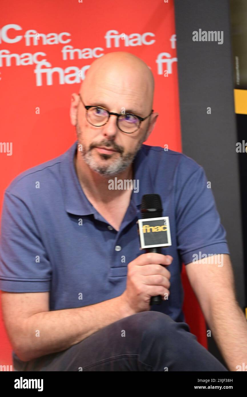 Festival d'Avignon OFF 2024 Thomas Snégaroff présente son spectacle 'ils ne mérite pas tes larmes' adapté de son livre 'Little Rock', au théâtre du petit Louvre. Podium des rencontres de la Fnac. Crédit : Jacky Godard/Photo12 Banque D'Images