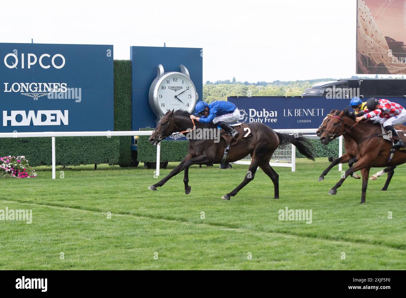 Ascot, Berkshire, Royaume-Uni. 13 juillet 2024. Horse passion and Glory (no 2) monté par le jockey Ray Dawson remporte le Magnum Classic Ice Cream handicap Stakes à Ascot Racecourse dans le Berkshire à la course familiale Summer Mile. Propriétaire et éleveur Godolphin, entraîneur Saeed bin Suroor, Newmarket, sponsor Emirates Fly Better. Crédit : Maureen McLean/Alamy Banque D'Images