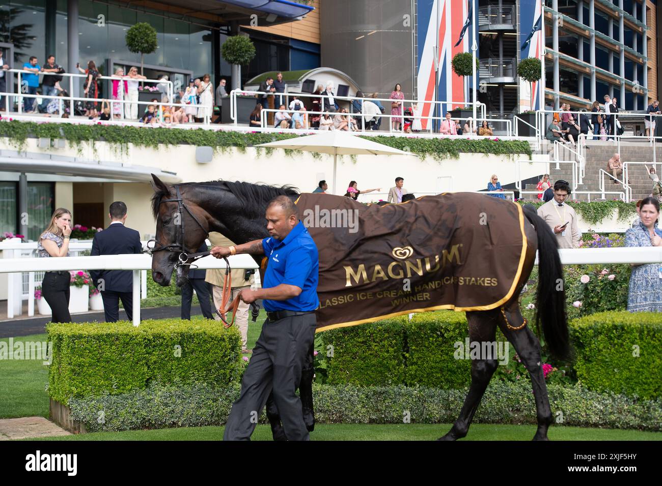 Ascot, Berkshire, Royaume-Uni. 13 juillet 2024. Horse passion and Glory (no 2) monté par le jockey Ray Dawson remporte le Magnum Classic Ice Cream handicap Stakes à Ascot Racecourse dans le Berkshire à la course familiale Summer Mile. Propriétaire et éleveur Godolphin, entraîneur Saeed bin Suroor, Newmarket, sponsor Emirates Fly Better. Crédit : Maureen McLean/Alamy Banque D'Images