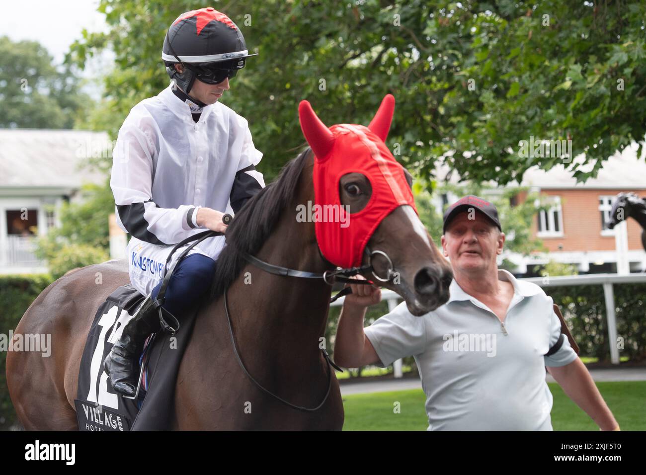 Ascot, Berkshire, Royaume-Uni. 13 juillet 2024. Horse Queen of Atlantis monté par le jockey Callum Hutchinson se dirige vers le champ de course pour les Fillies' handicap Stakes de Village Hotels à Ascot Racecourse dans le Berkshire au Summer Mile Family Raceday. Propriétaire syndicats Racing 1 and Partners, entraîneur Peter Chapple-Hyam, Newmarket, éleveur d Farrington, P Gately, t Killarney, commanditaire Fairlawns Racing Ltd Crédit : Maureen McLean/Alamy Banque D'Images