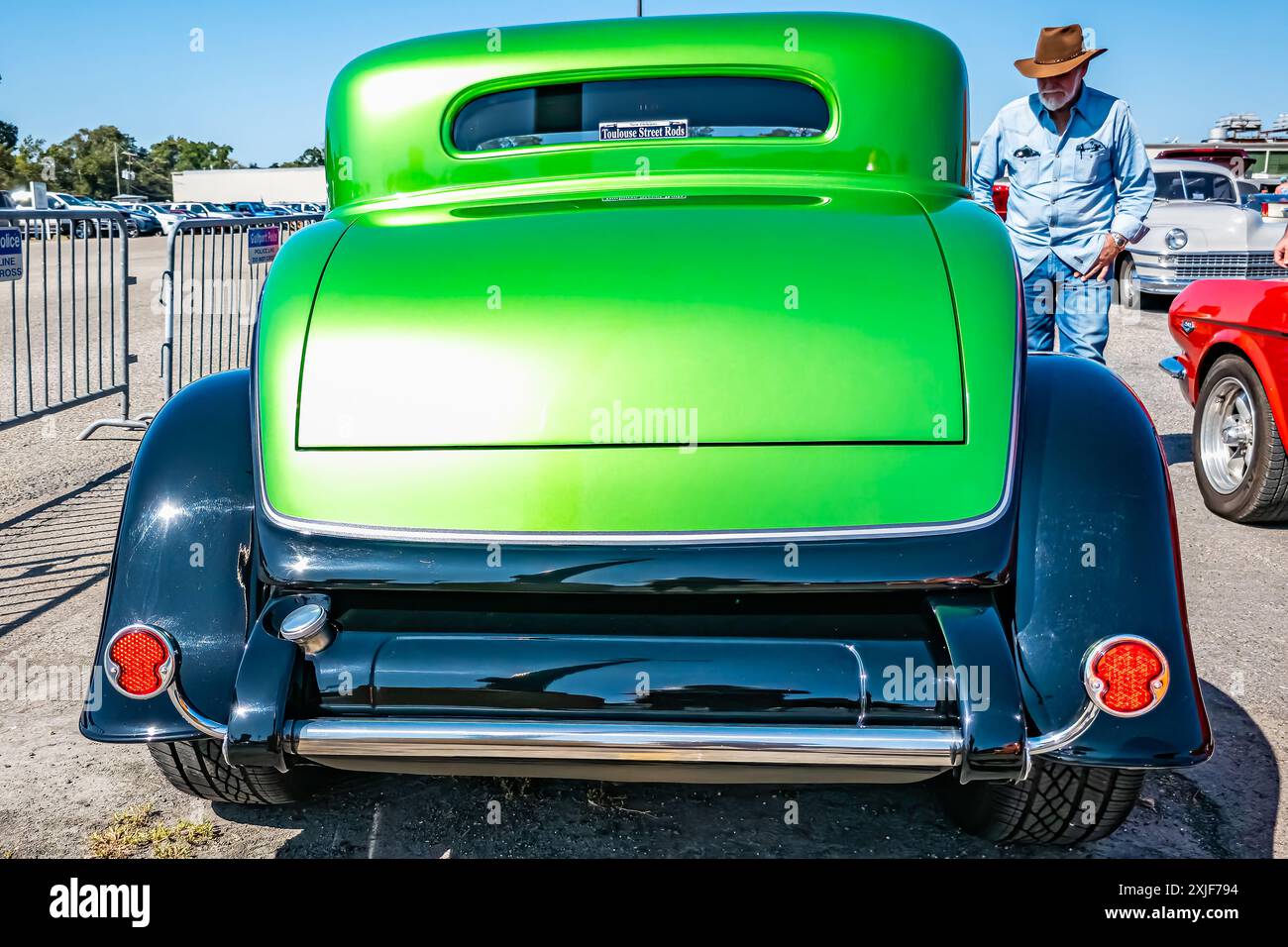 Gulfport, MS - 01 octobre 2023 : vue arrière haute perspective d'un coupé Hot Rod Ford 3 Window 1932 lors d'un salon automobile local. Banque D'Images