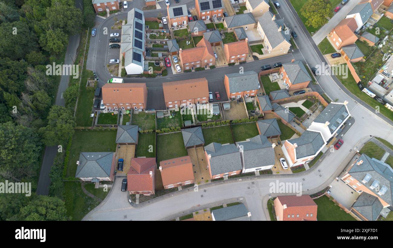 Vue aérienne regardant vers le bas sur quelques maisons neuves Banque D'Images