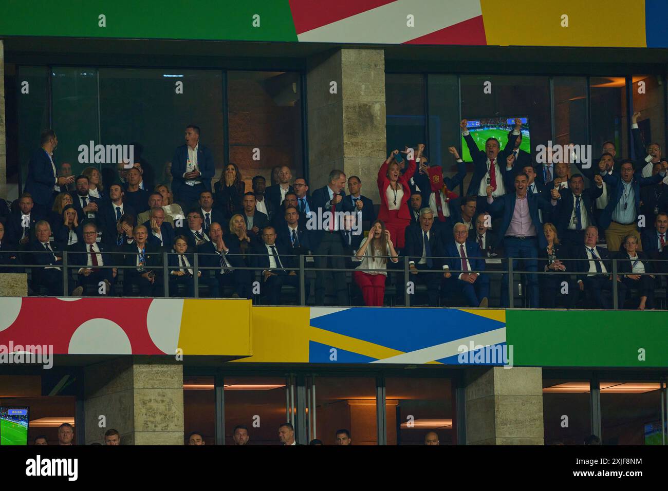 William, Prinz von Wales, Prince de Galles avec son fils Prince George frustré à 2-1 buts, Felipe VI King of Spain et Sofie célèbrent les deux premières rangées : (G-d) Bernd Neuendorf, David Gill, Lisa Nandy, Keir Starmer, Mark Bullingham, Debbie Hewitt, Paul Cubberley, Prince George de Galles fils de William Prince de Galles, Theodore Theodoridis, William Prince de Galles, Barbara Ceferin, Aleksander Ceferin (président de l'UEFA), Philipp Lahm, Felipe VI Roi d'Espagne, Juan Rubio Yanchuck, Princesse Sofia fille de Felipe VI Roi d'Espagne, Pilar Alegria Continente, RFEF-Praesident Pedro Rocha, Camilo Villari Banque D'Images