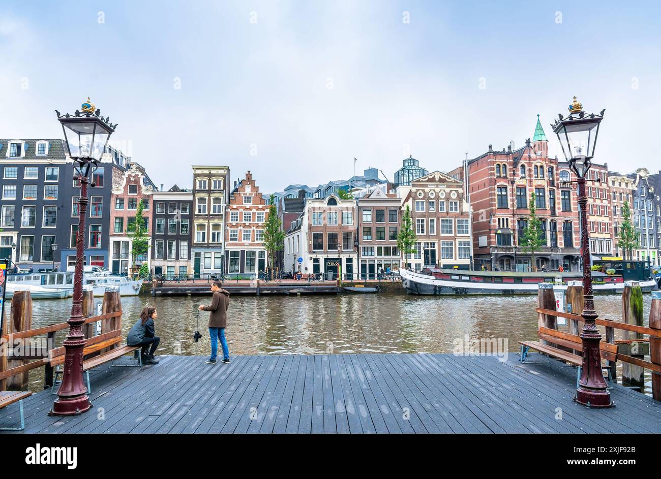 Amsterdam, pays-Bas - 12 juin 2019 : vue sur la journée avec maisons hollandaises typiques, canal et magasins à Amstel, Amsterdam, pays-Bas. Banque D'Images