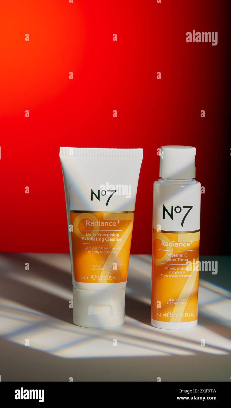 Mansfield, Nottingham, Royaume-Uni, 18 juillet 2024 : image de produit studio de produits de soins de la peau NO7. Banque D'Images