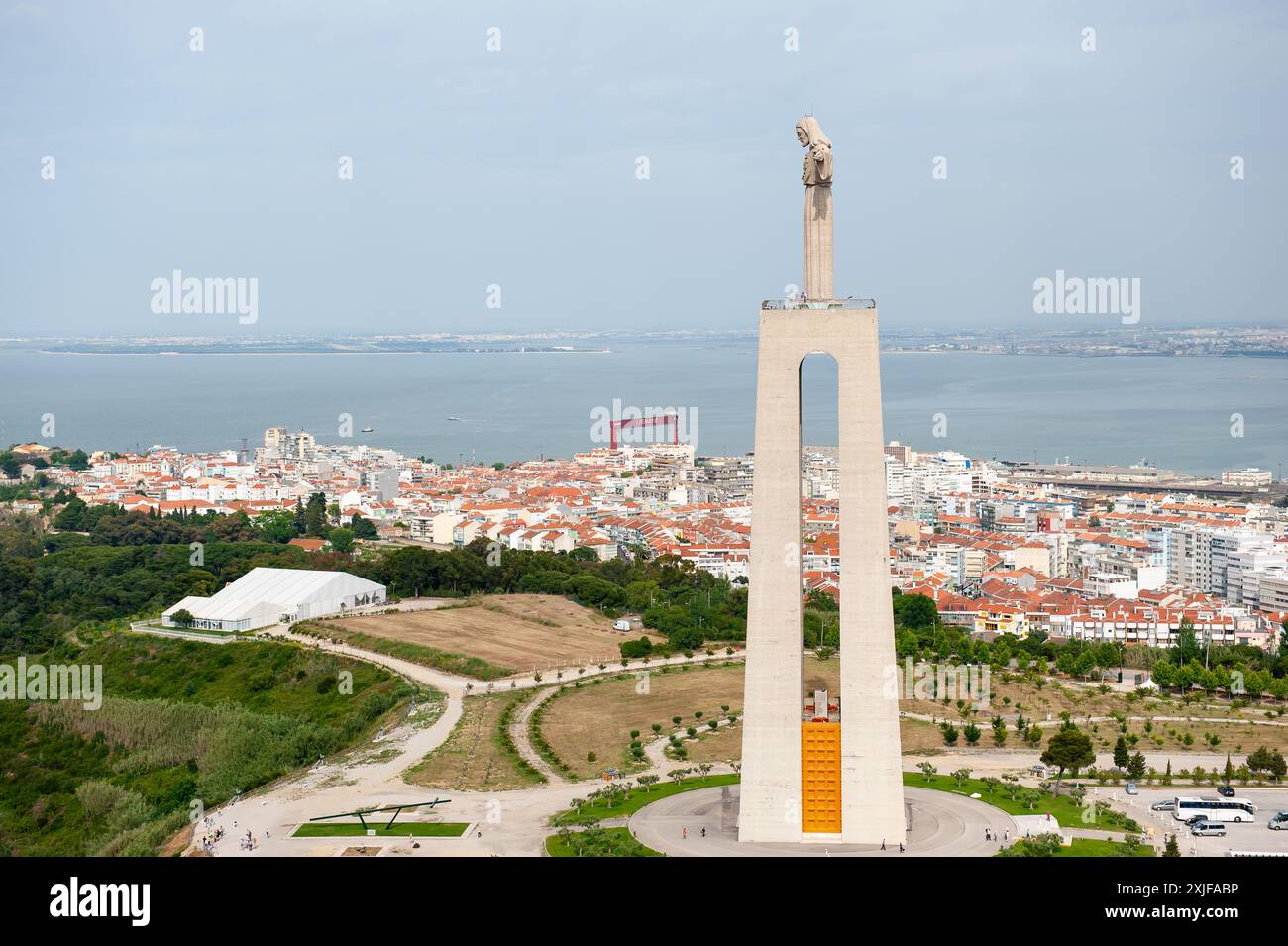 Vue aérienne du Sanctuaire du Christ Roi ou Santuario de Cristo Rei par jour ensoleillé d'été. Statue du Christ à Lisbonne. Cristo Rei, la statue du Christ de Banque D'Images