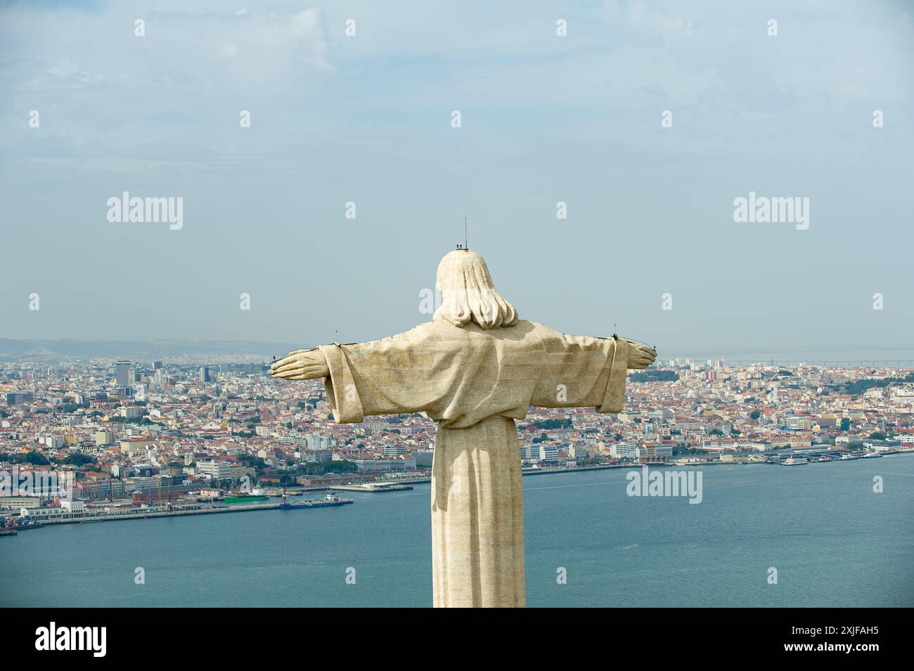 Vue aérienne du Sanctuaire du Christ Roi ou Santuario de Cristo Rei par jour ensoleillé d'été. Statue du Christ à Lisbonne. Cristo Rei, la statue du Christ de Banque D'Images