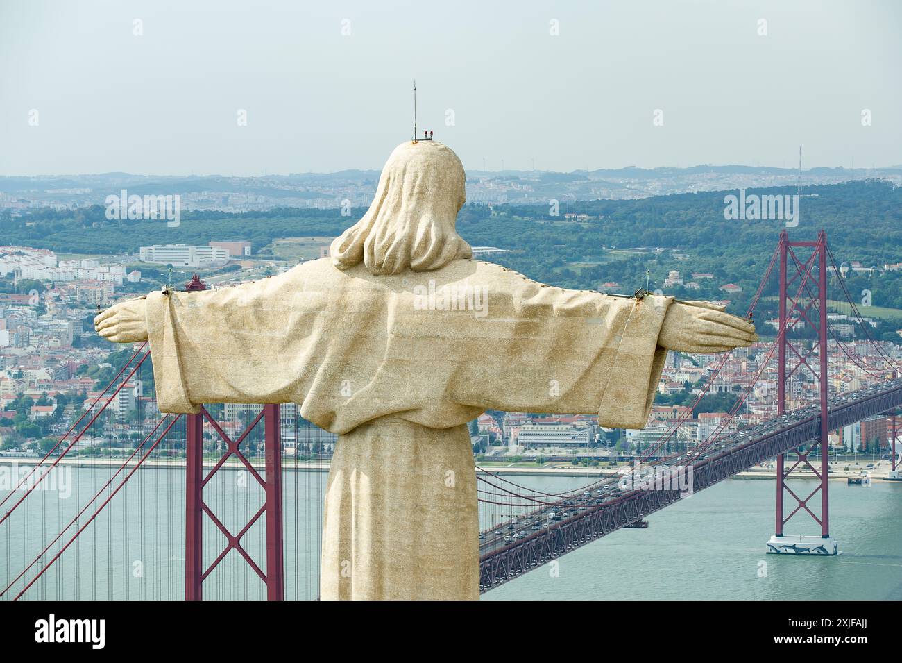 Vue aérienne du Sanctuaire du Christ Roi ou Santuario de Cristo Rei par jour ensoleillé d'été. Statue du Christ à Lisbonne. Cristo Rei, la statue du Christ de Banque D'Images