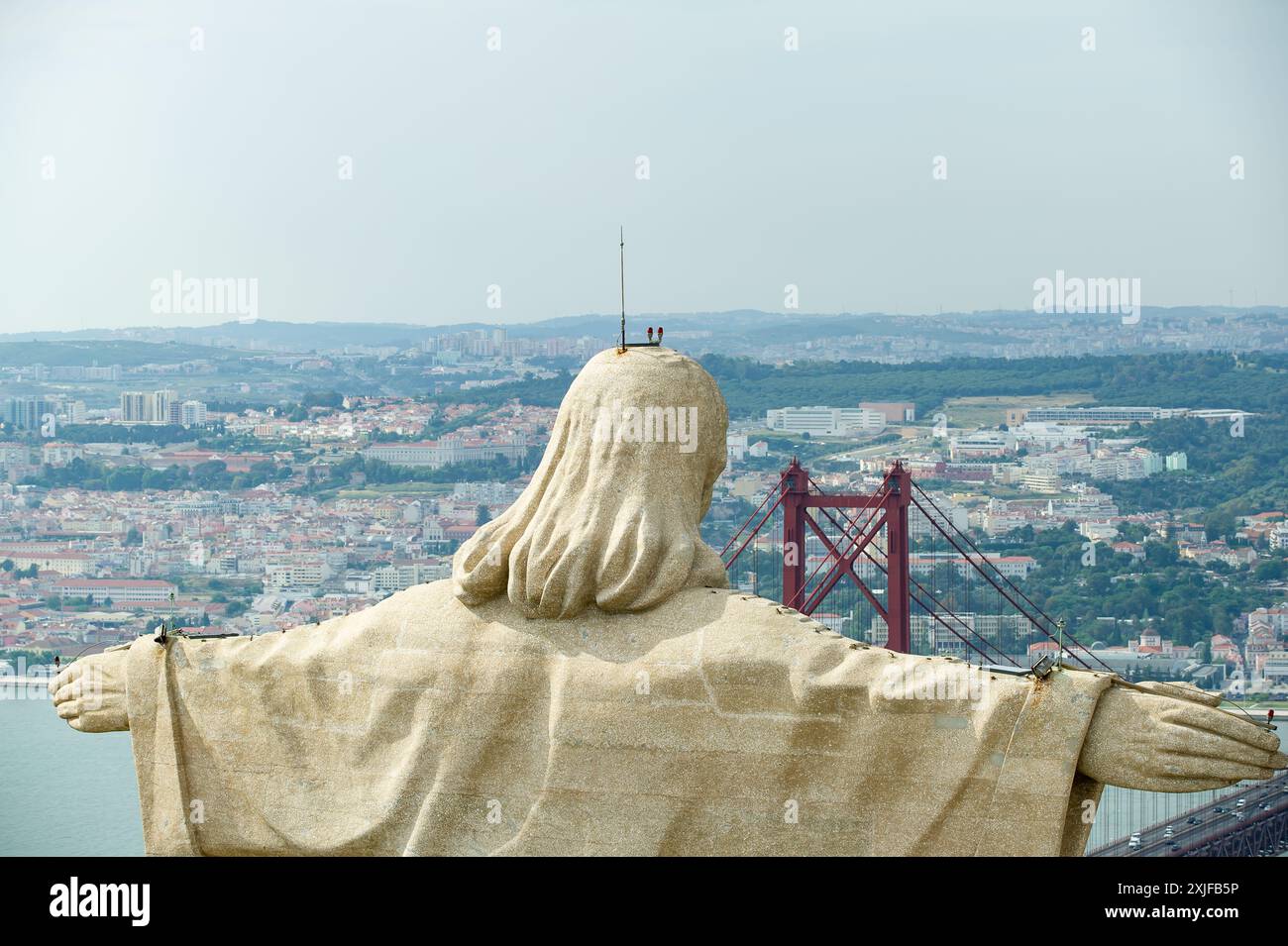 Vue aérienne du Sanctuaire du Christ Roi ou Santuario de Cristo Rei par jour ensoleillé d'été. Statue du Christ à Lisbonne. Cristo Rei, la statue du Christ de Banque D'Images