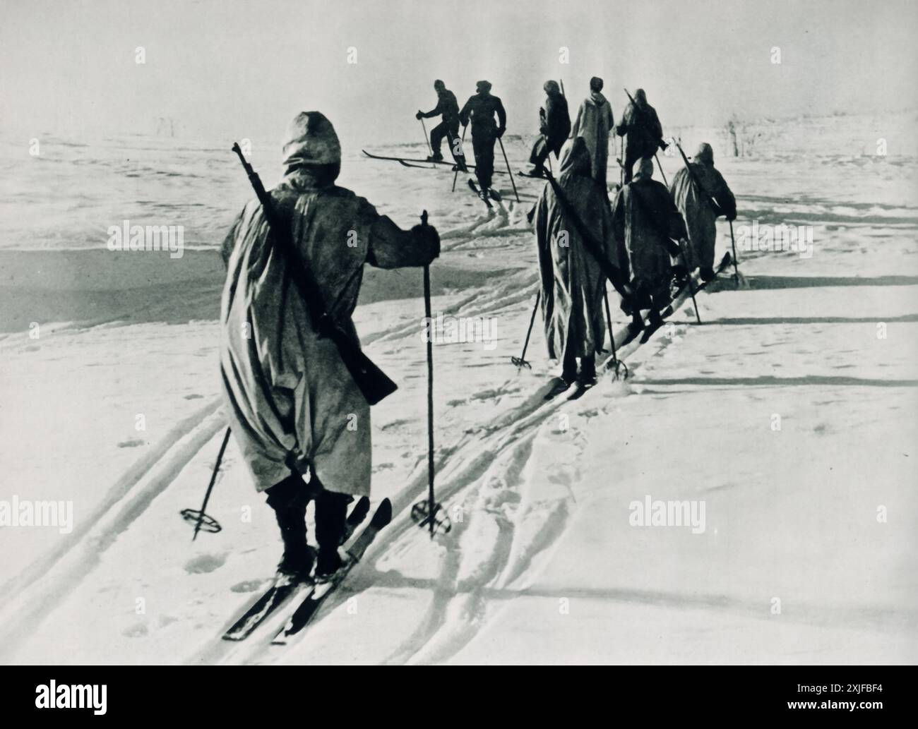 Une photographie montre des soldats de la Luftwaffe sur des skis, utilisant des bâtons pour naviguer sur le terrain russe. Prise lors de l'opération Barbarossa en 1941, cette image met en évidence les conditions extrêmes auxquelles les forces allemandes ont été confrontées lors de leur avancée contre les troupes soviétiques sur le front de l'est pendant la seconde Guerre mondiale. Banque D'Images