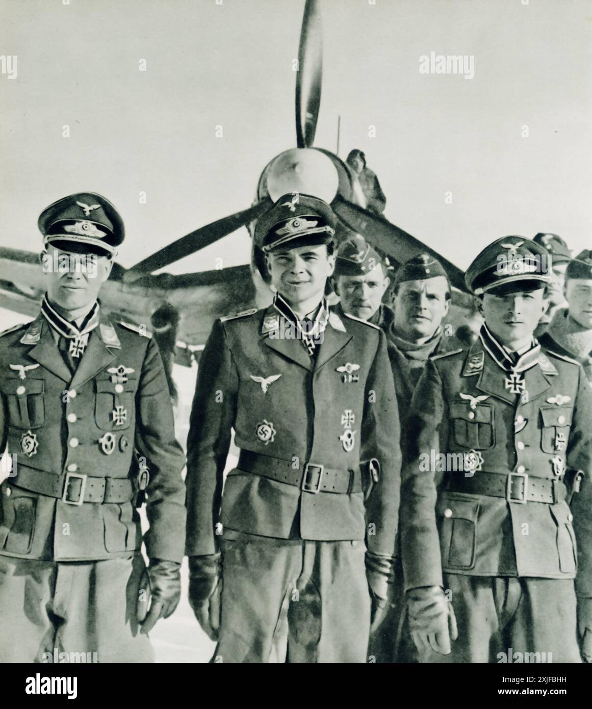 Une photographie montre trois officiers allemands de la Luftwaffe, Hauptmann Preßler, Oberleutnant Stepp et Oberleutnant Kaiser, debout en formation devant un Junkers Ju 87 (Stuka). Pris lors de l'opération Barbarossa en 1941, ces officiers ont reçu la Croix de Chevalier pour leurs actions héroïques en tant que pilotes Stuka. Banque D'Images