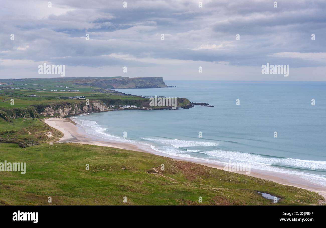 Whitepark Bay et plage sur la Causeway Coast du nord d'Antrim en Irlande du Nord Banque D'Images