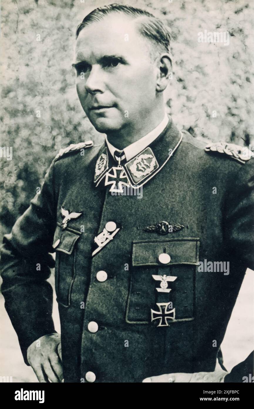 Une photographie montre le colonel Rickhoff, récipiendaire de la Croix de chevalier, pendant la seconde Guerre mondiale. Ce prix prestigieux a été décerné pour sa bravoure exceptionnelle et son leadership au combat, marquant son rôle important dans les efforts militaires allemands. Banque D'Images