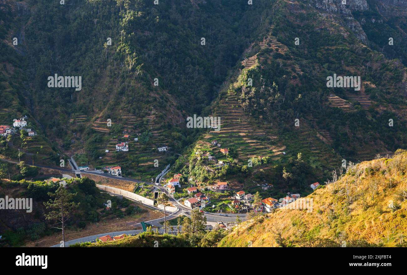 Paysage de montagne de l'île de Madère avec petit village. Serra de Agua, Portugal Banque D'Images