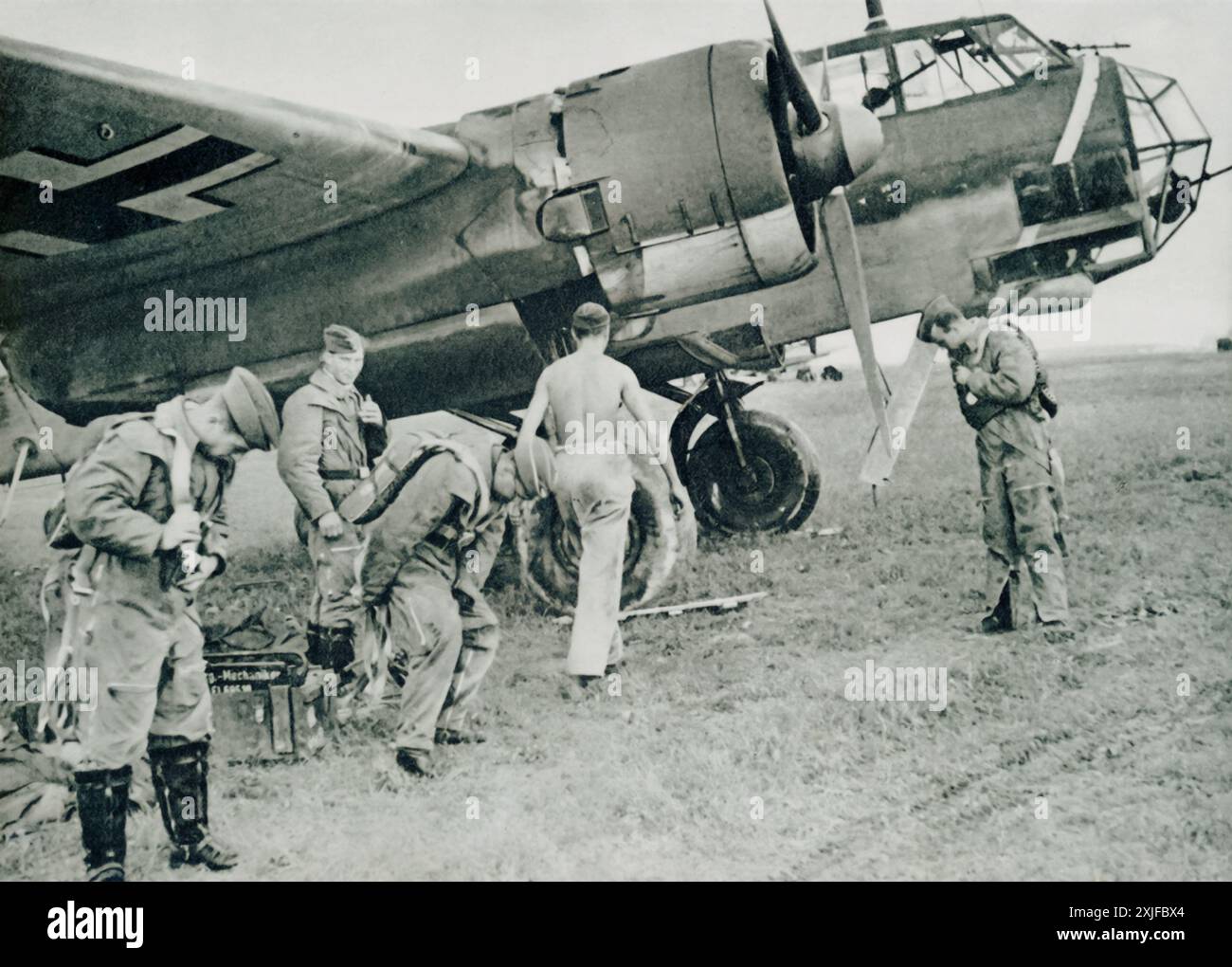 Une photographie montre le personnel de la Luftwaffe qui se prépare à côté de leur Dornier Do 17, prêt pour le décollage. Capturée lors de l'opération Barbarossa en 1941, cette image représente les préparatifs de l'armée de l'air allemande pendant la seconde Guerre mondiale alors qu'elle avançait contre les forces soviétiques sur le front de l'est. Banque D'Images