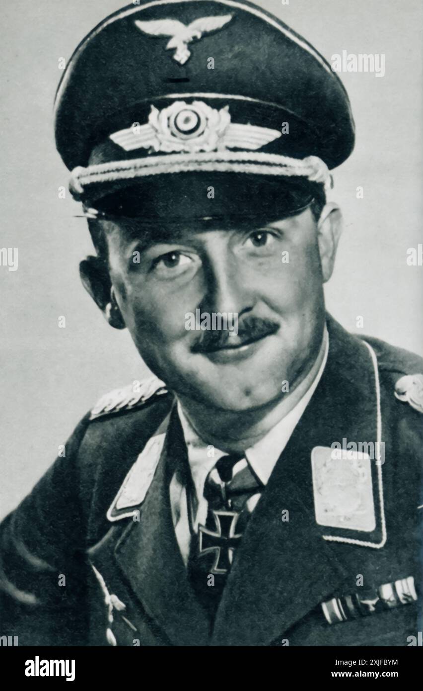 Une photographie montre le major Såellmann, récipiendaire de la Croix de Chevalier et pilote de la Luftwaffe. Prise lors de l'opération Barbarossa en 1941, cette image capture l'un des pilotes qualifiés impliqués dans l'avancée de l'Allemagne contre les forces soviétiques sur le front de l'est. Banque D'Images