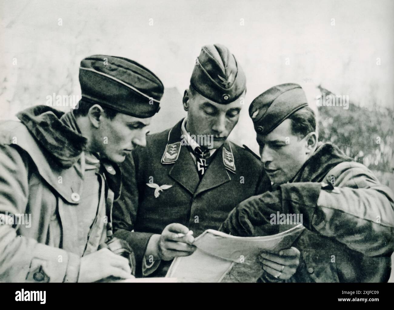 Une photographie montre le capitaine von Rettberg, récipiendaire de la croix de chevalier, examinant une carte lors de l'opération Barbarossa en 1941. Cette scène illustre la planification stratégique et la coordination nécessaires alors que les forces allemandes avançaient contre les troupes soviétiques sur le front de l'est pendant la seconde Guerre mondiale. Banque D'Images