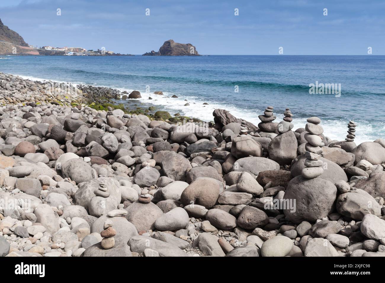 Cairns de pierres à la plage de Ribeira da Janela, île de Madère, Portugal Banque D'Images