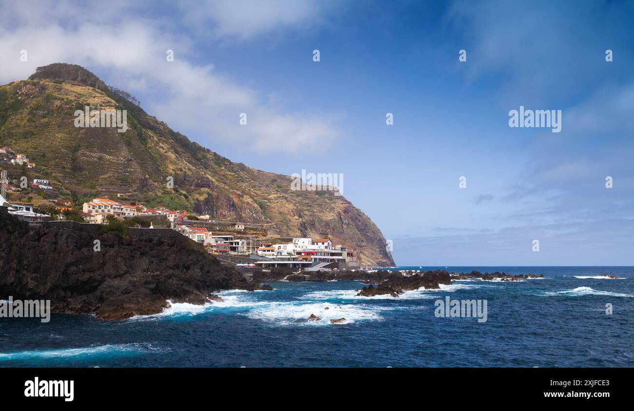 Porto Moniz station balnéaire, île de Madère, Portugal. Photo de paysage côtier prise un jour ensoleillé d'été Banque D'Images