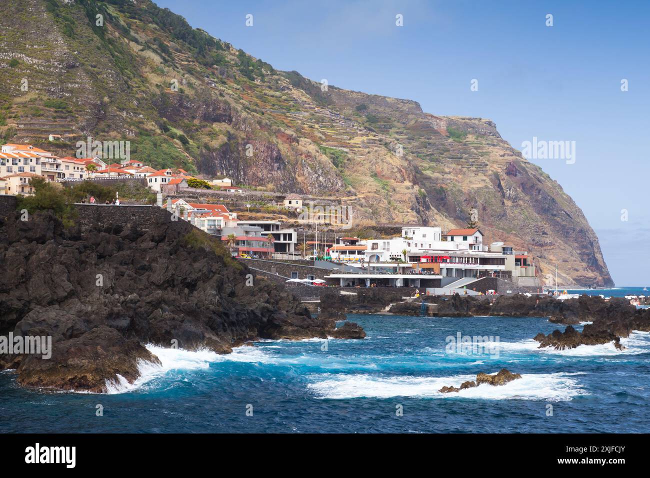Porto Moniz station balnéaire, île de Madère, Portugal. Photo de paysage côtier prise un jour ensoleillé d'été Banque D'Images