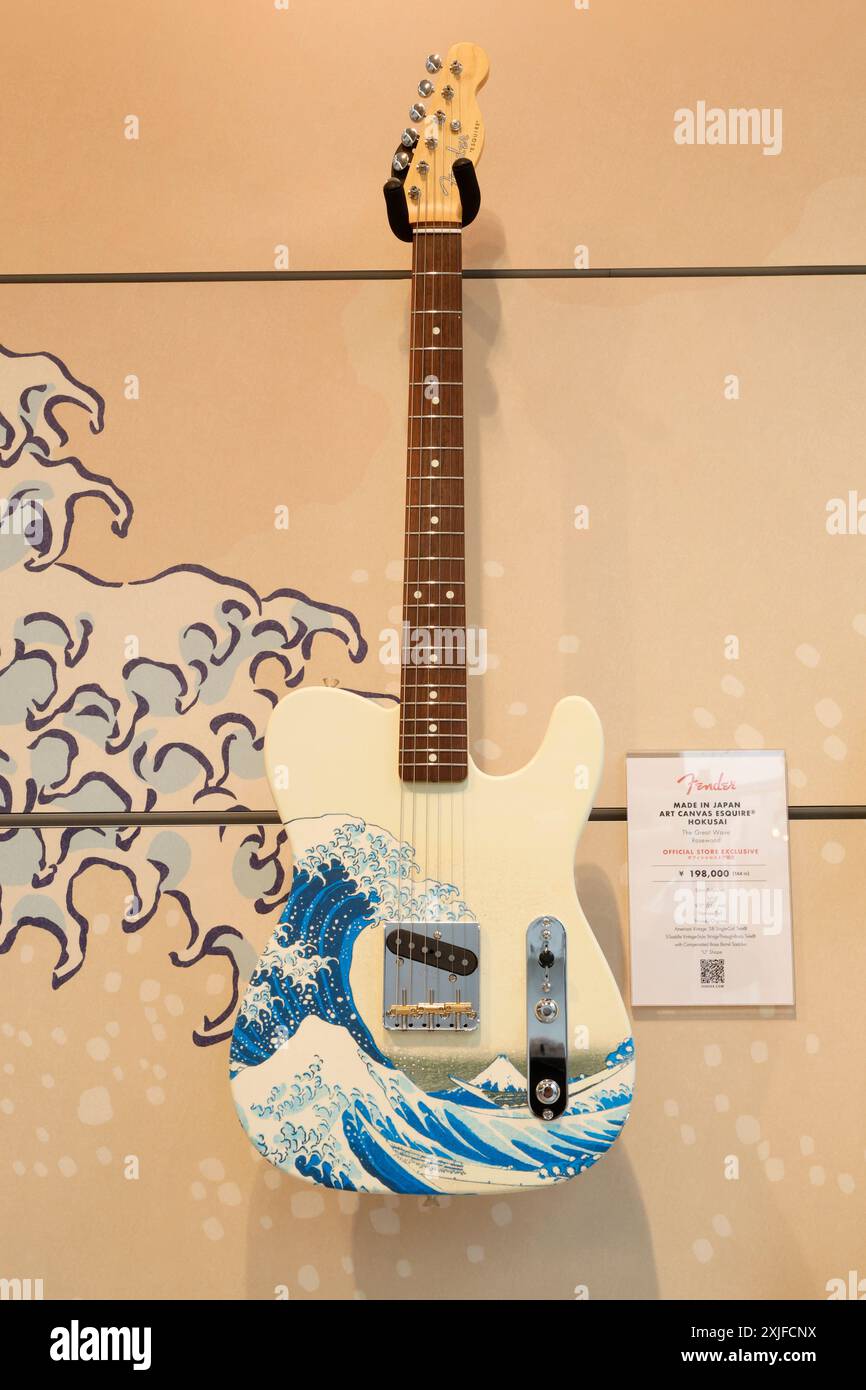FENDER APPORTE LE TRAVAIL DE HOKUSAI, MAÎTRE UKIYO-E ARTISTE, À L'ESQUIRE Banque D'Images