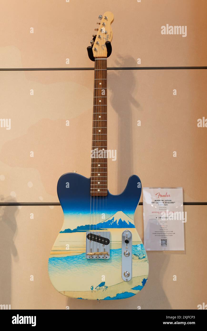 FENDER APPORTE LE TRAVAIL DE HOKUSAI, MAÎTRE UKIYO-E ARTISTE, À L'ESQUIRE Banque D'Images