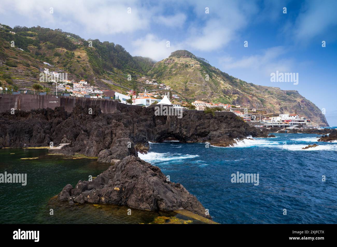 Photo de paysage côtier de la ville de Porto Moniz, île de Madère, Portugal Banque D'Images