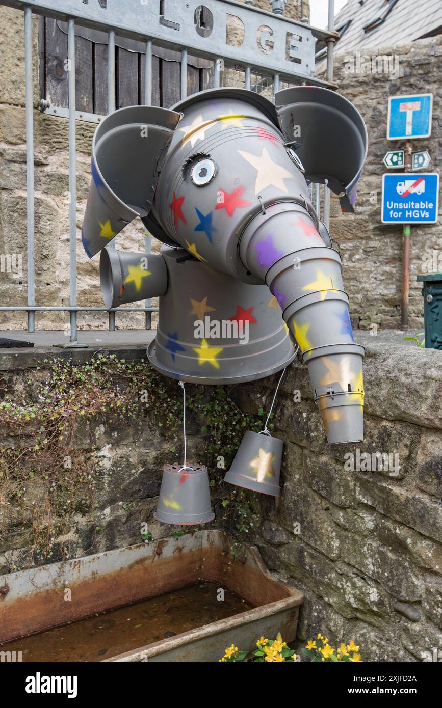 Elephant à 'The Junction' Settle. En exposition au Settle Flowerpot Festival 2024. Banque D'Images