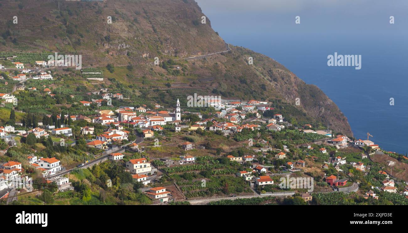 Vue aérienne avec paysage côtier de Madère par une journée d'été ensoleillée, Portugal Banque D'Images