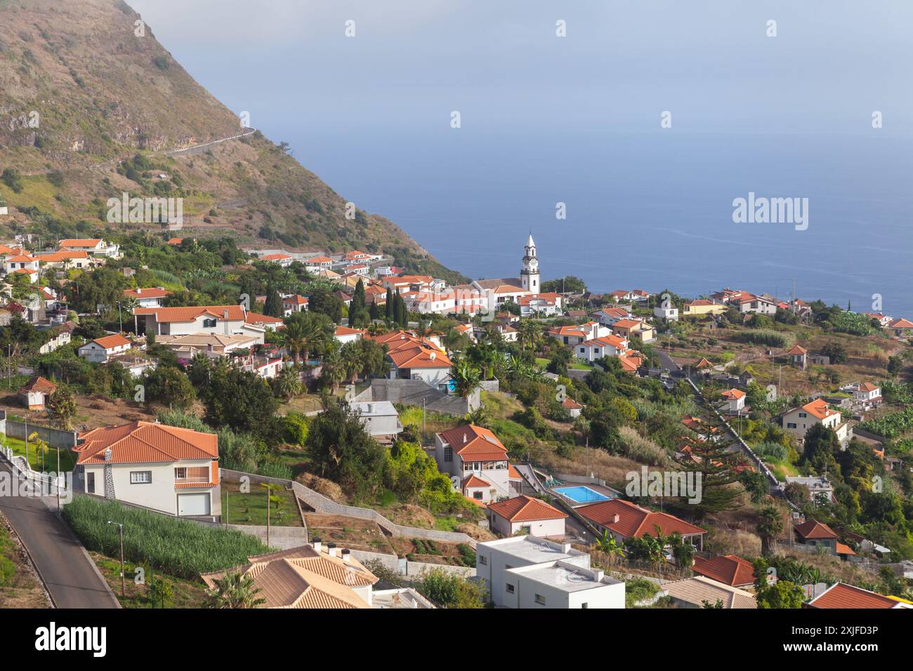 Paysage côtier de Madère par une journée d'été ensoleillée, Portugal. Vue plongeante Banque D'Images
