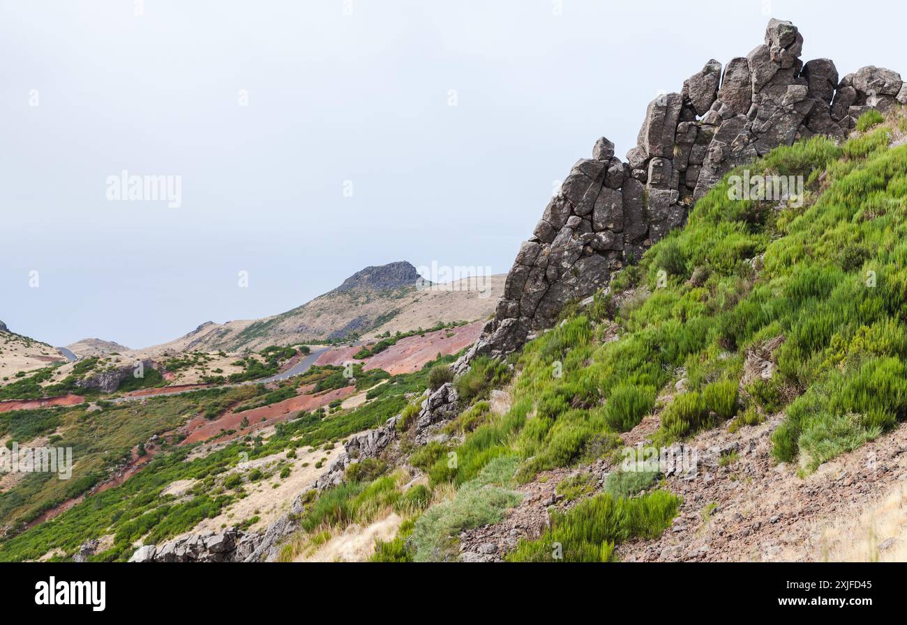 Paysage avec des rochers à Pico do Arieiro sur une journée d'été ensoleillée. Montagnes de l'île de Madère, Portugal Banque D'Images