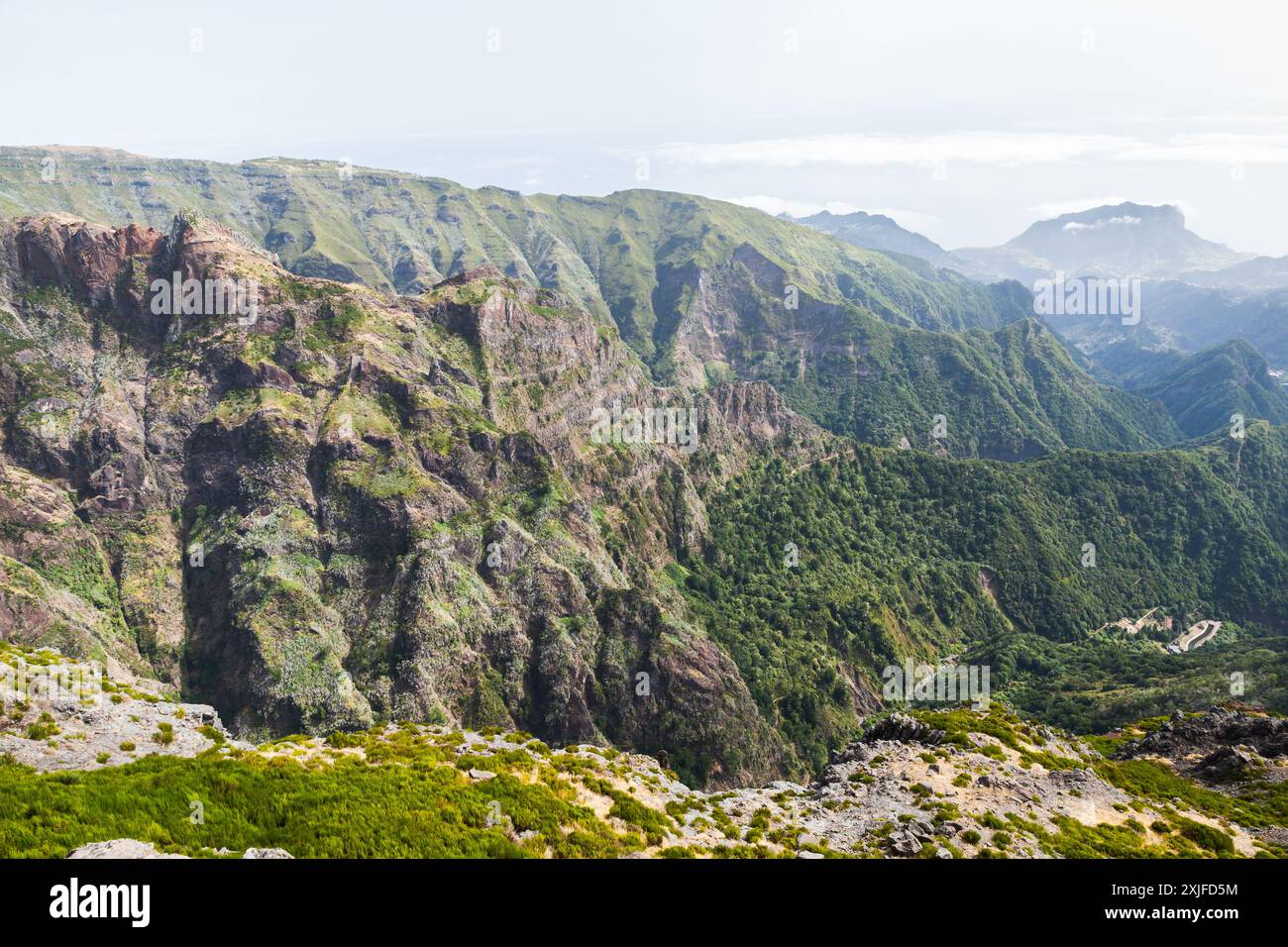 Pico do Arieiro de l'île de Madère, Portugal. Photo de paysage de montagne prise un jour ensoleillé d'été Banque D'Images