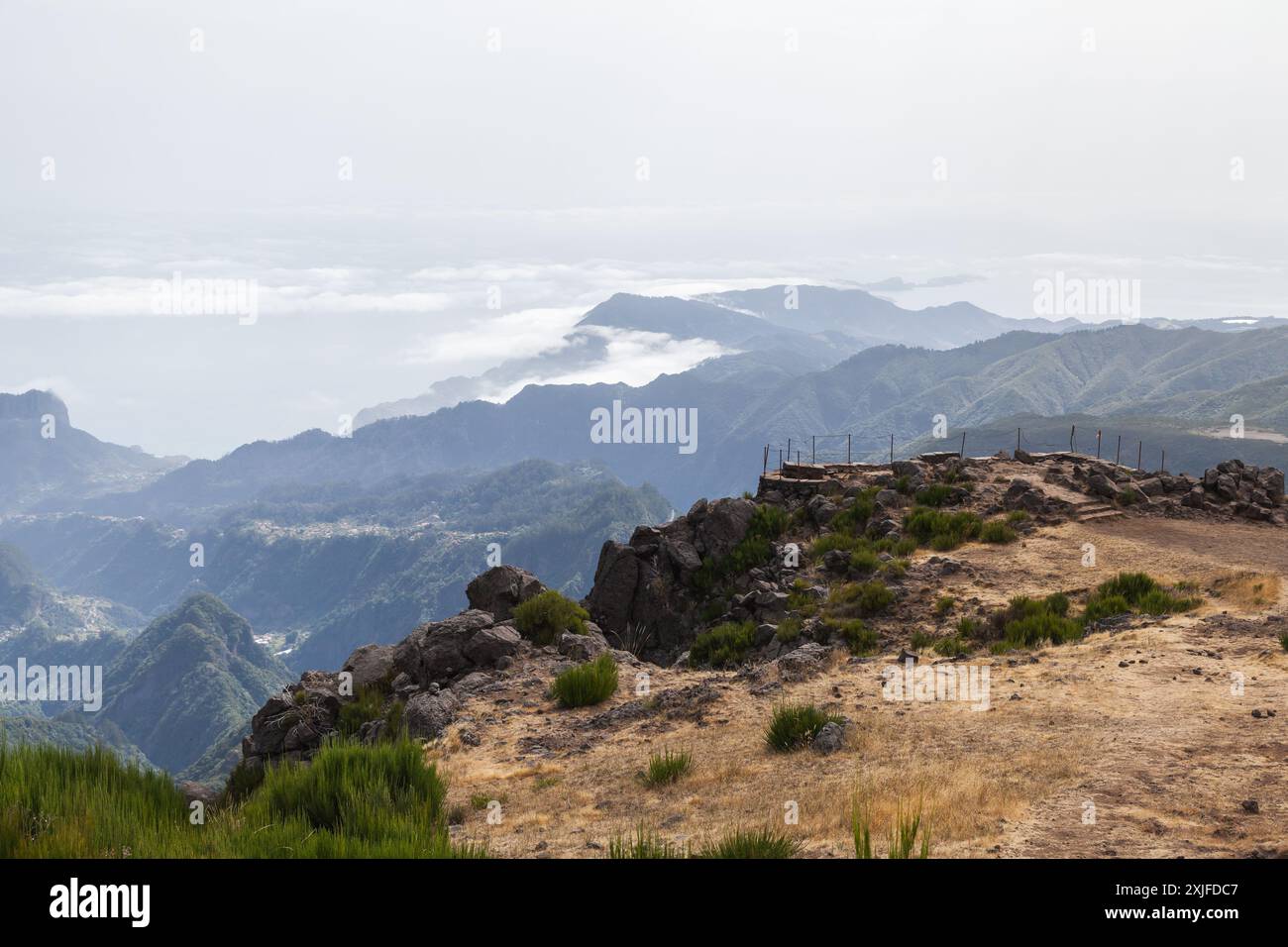 Île de Madère, Portugal. Photo de paysage de montagne prise lors d'une journée d'été ensoleillée au point de vue de Pico do Arieiro Banque D'Images
