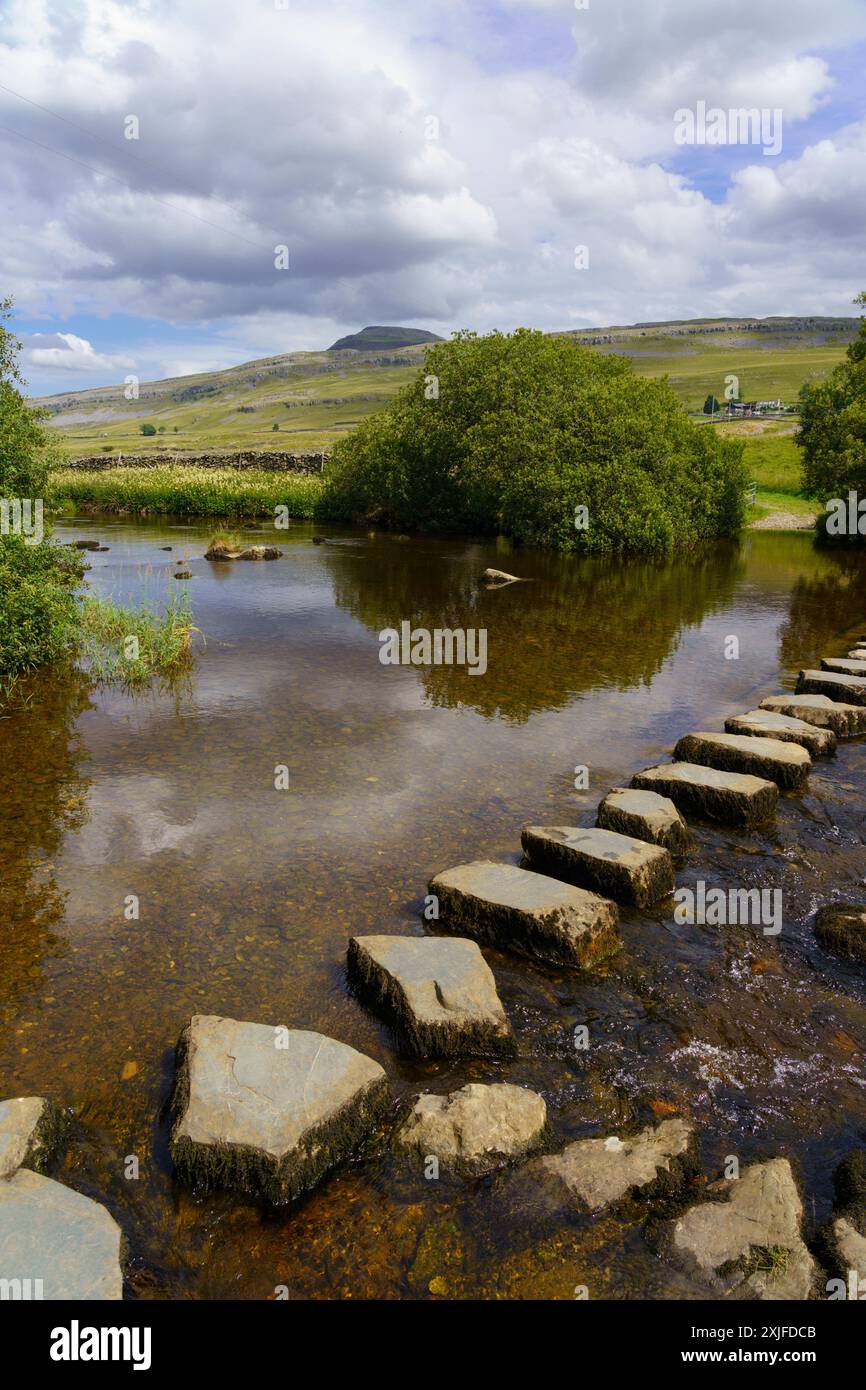 Ingleborough, le deuxième plus haut sommet du Three Peaks Challenge, peut être vu depuis des tremplins au-dessus de la rivière Doe à Ingleton, Yorkshire Dales N. Banque D'Images