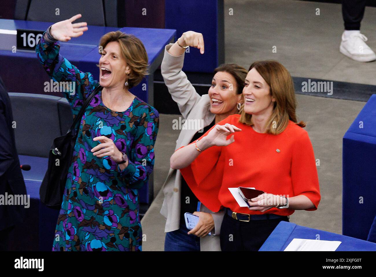 Strasburgo, Francia. 18 juillet 2024. Camilla Laureti, Alessandra Moretti e Roberta Metsola durante il voto per l'elezione del presidente della Commissione europea nell'aula del Parlamento europeo a Strasburgo, Gioved&#xec;, 18 Luglio 2024 (Foto Roberto Monaldo/LaPresse) Camilla Laureti, Alessandra Moretti e Roberta Metsola lors du vote pour l'élection du Président de la Commission européenne dans la salle du Parlement européen à Strasbourg, jeudi 18 juillet 2024 (photo Roberto Monaldo/LaPresse) crédit : LaPresse/Alamy Live News Banque D'Images