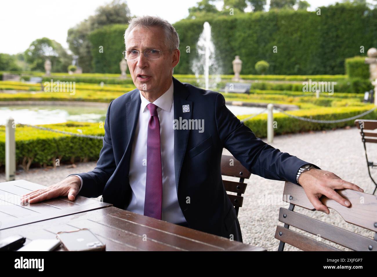 Le secrétaire général de l'OTAN, Jens Stoltenberg, s'adressant aux médias lors du sommet de la Communauté politique européenne au Palais de Blenheim à Woodstock, Oxfordshire. Date de la photo : jeudi 18 juillet 2024. Banque D'Images