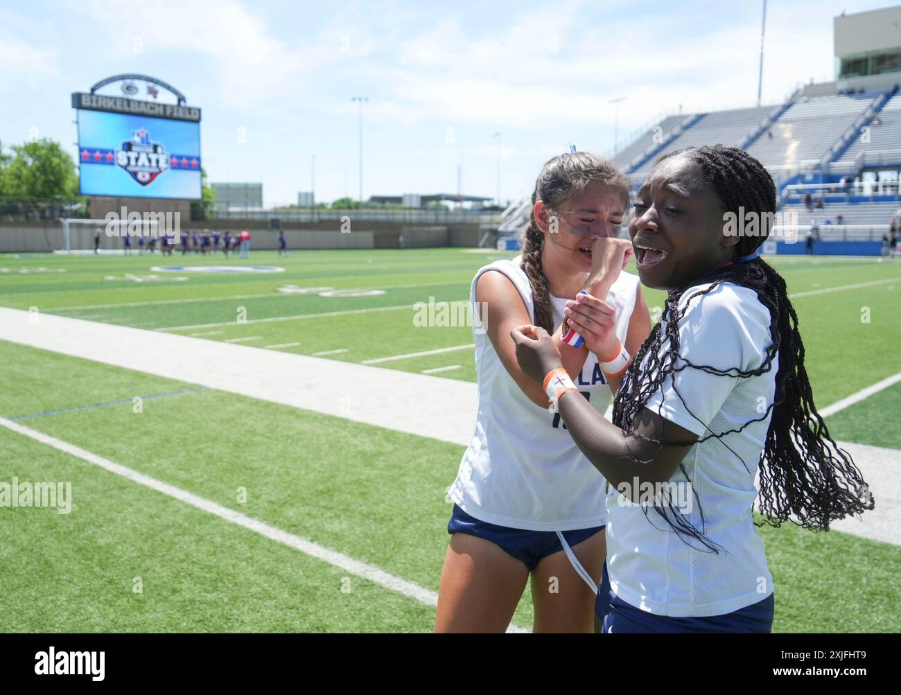 Les joueuses de Katy Seven Lakes montrent de l'émotion après avoir remporté le match lors de la demi-finale du tournoi de football des filles du secondaire. ©Bob Daemmrich Banque D'Images