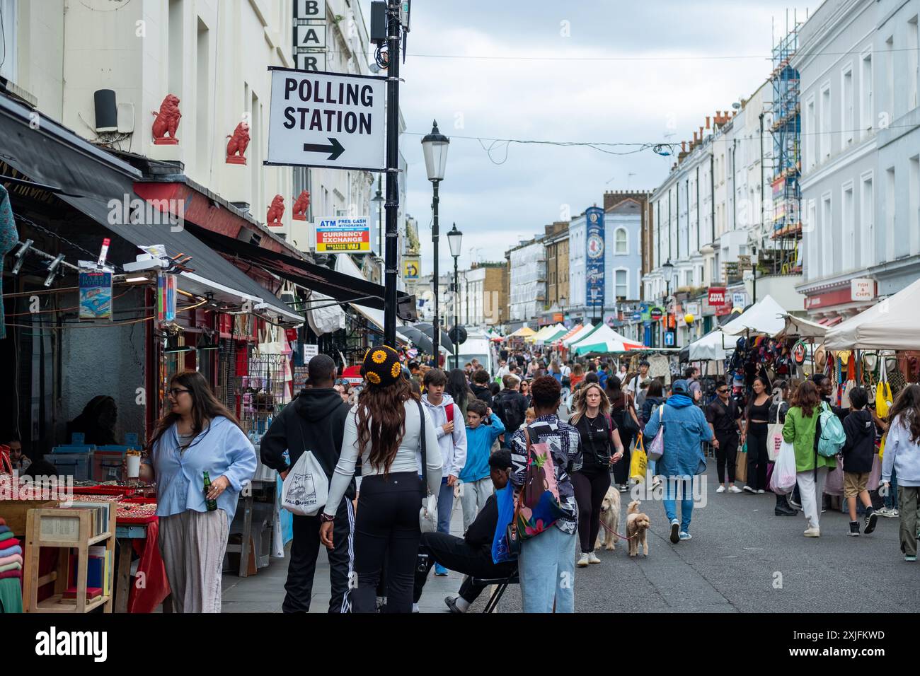 LONDRES - 1er JUILLET 2024 : scène de rue animée sur Portobello Road, un marché emblématique et une rue commerçante dans le centre-ouest de Londres Banque D'Images