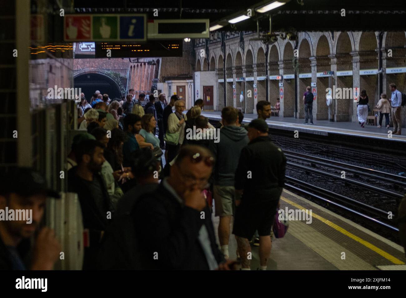 LONDRES- 1er JUILLET 2024 : plate-forme de la station de métro Notting Hill sur les lignes District et Circle. Banque D'Images