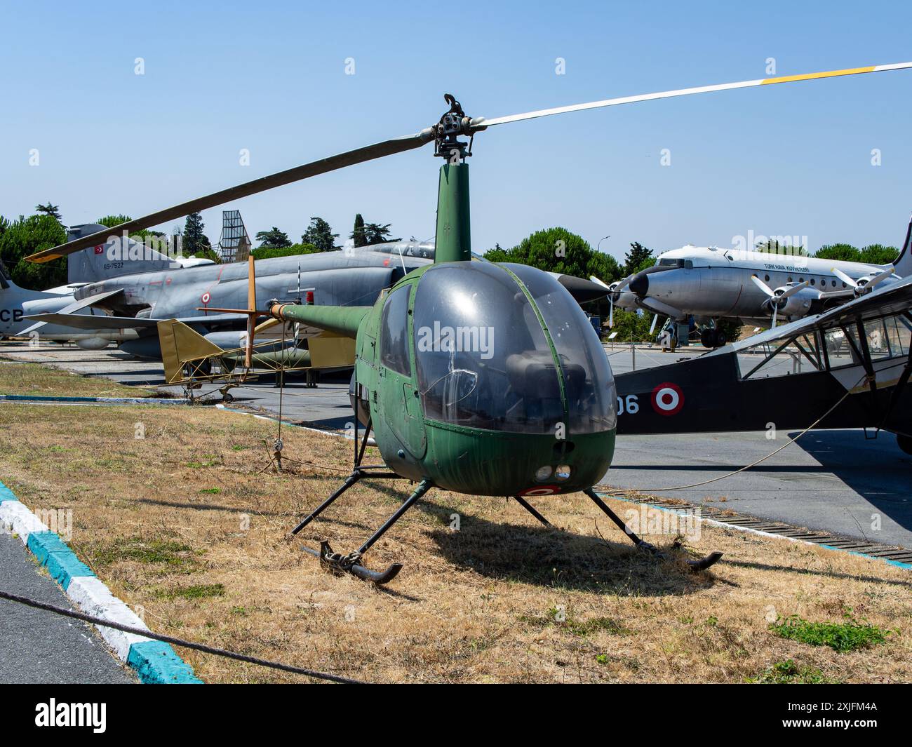 Le Robinson R22 est un hélicoptère utilitaire léger monomoteur à deux pales fabriqué par Robinson Helicopter Company. Banque D'Images