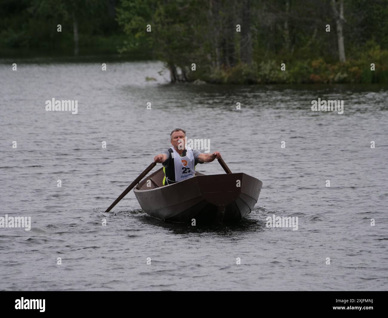 La compétition de bûcherons à Käylä. Kuusamo, Finlande 2024. La compétition comprend le marathon, le roulage, la baleine grise et le rafting de bûcherons. Banque D'Images