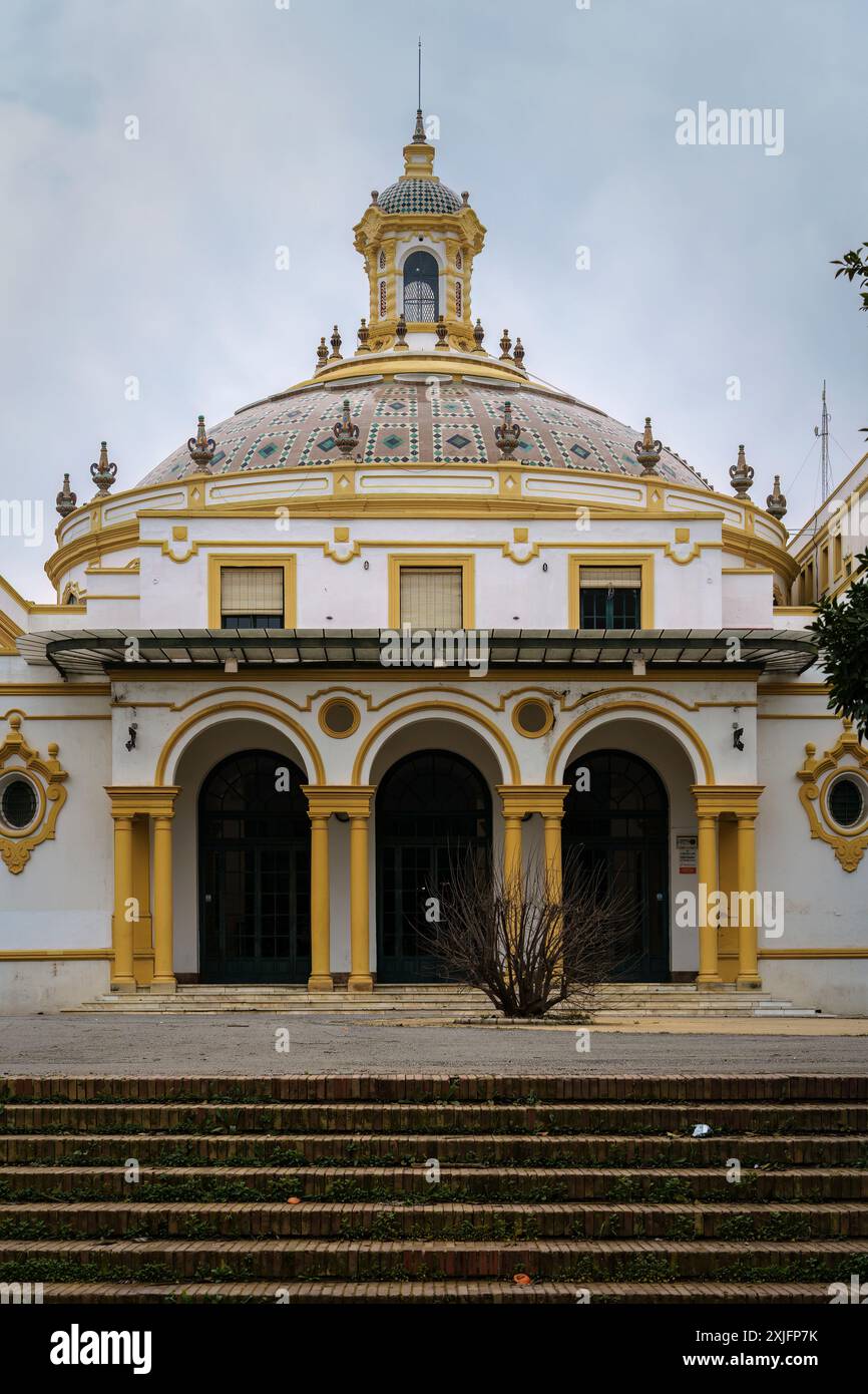 Séville, Espagne. 8 février 2024 - Teatro Lope de vega à séville, espagne, avec un dôme et des entrées voûtées Banque D'Images