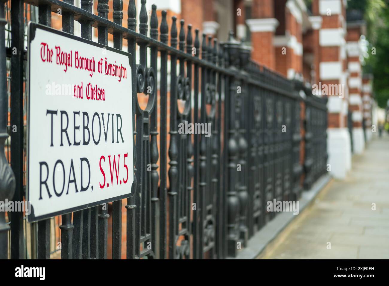 LONDRES - 16 JUILLET 2024 : propriété résidentielle haut de gamme dans la zone SW5 du centre sud-ouest de Londres dans l'arrondissement de Chelsea Kensington. Banque D'Images