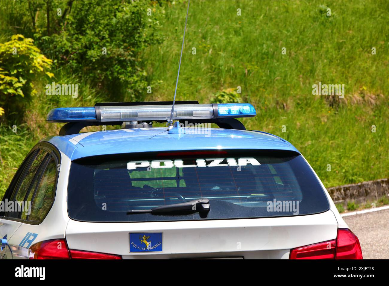 Trévise, TV, Italie - 25 mai 2024 : voiture de police italienne avec grand texte sur la route Banque D'Images