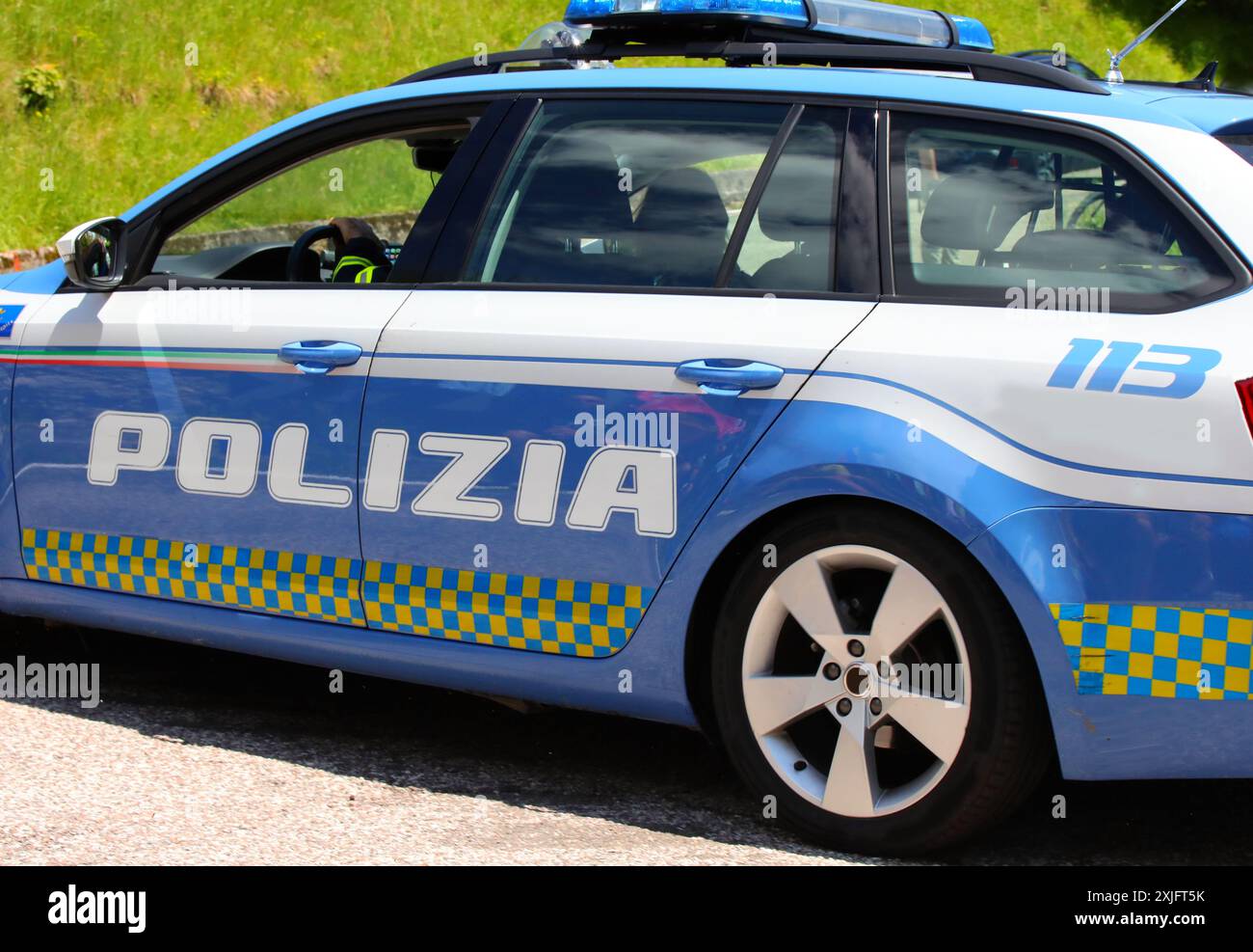 Trévise, TV, Italie - 25 mai 2024 : voiture de police italienne avec grand texte blanc sur la route Banque D'Images