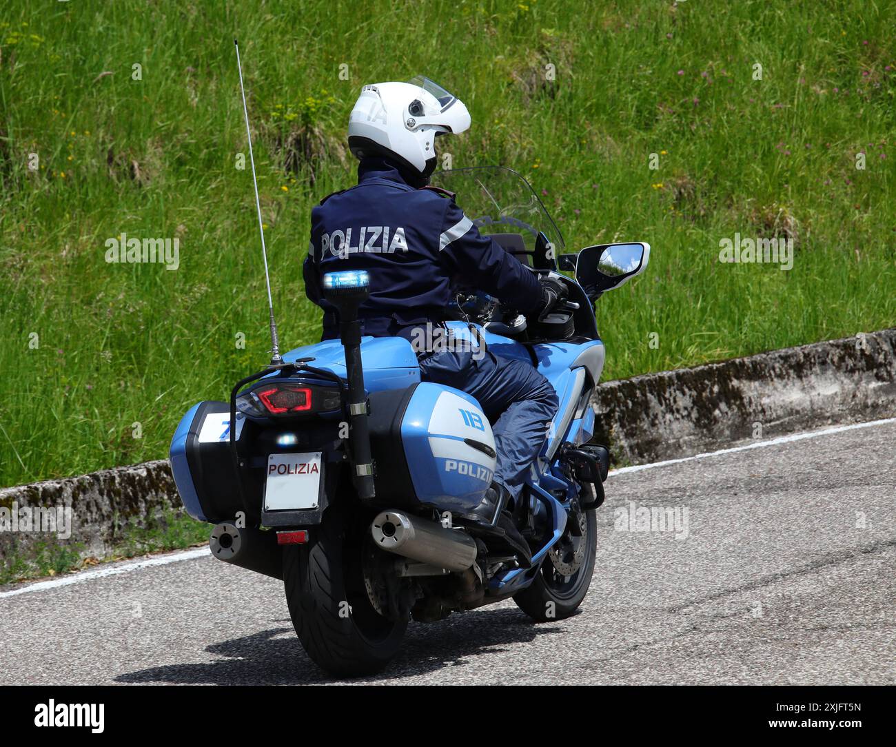 Trévise, TV, Italie - 25 mai 2024 : motocycliste italien avec moto et le texte POLIZIA qui signifie POLICE Banque D'Images