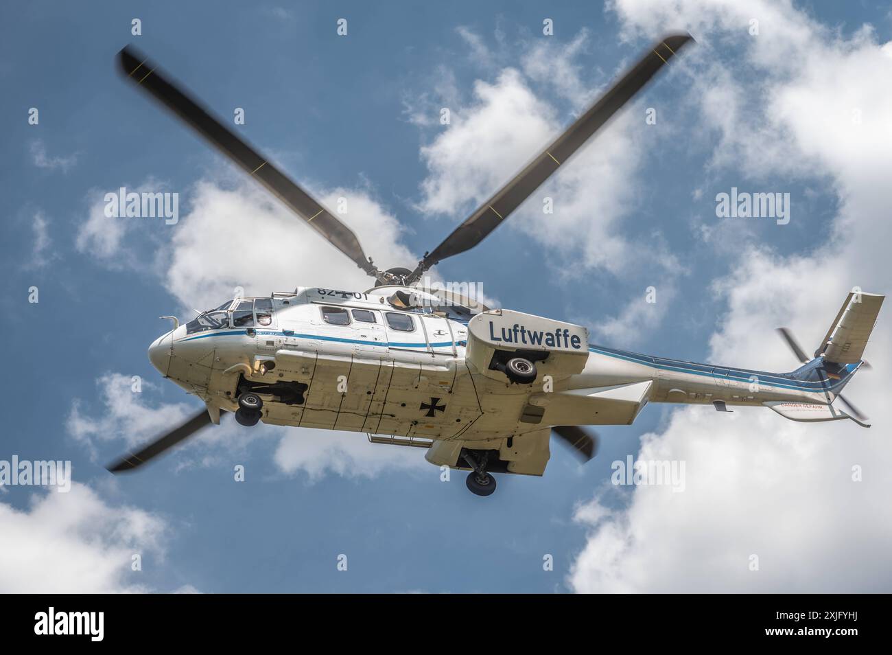 Uedem - Das Weltraumkommando der Bundeswehr empfaengt Bundesverteidigungsminister Pistorius Truppenbesuch des Verteidigungsminister Boris Pistorius im Weltraumkommando der Bundeswehr in Uedem. Anflug mit einem Helikopter der Luftwaffe Uedem Nordrhein Westfalen Allemagne *** Uedem le Commandement spatial des forces armées allemandes accueille le ministre fédéral de la Défense Pistorius visite du ministre fédéral de la Défense Boris Pistorius au Commandement spatial des forces armées allemandes dans l'approche Uedem avec un hélicoptère de l'armée de l'air, Uedem Rhénanie du Nord-Westphalie Allemagne Banque D'Images