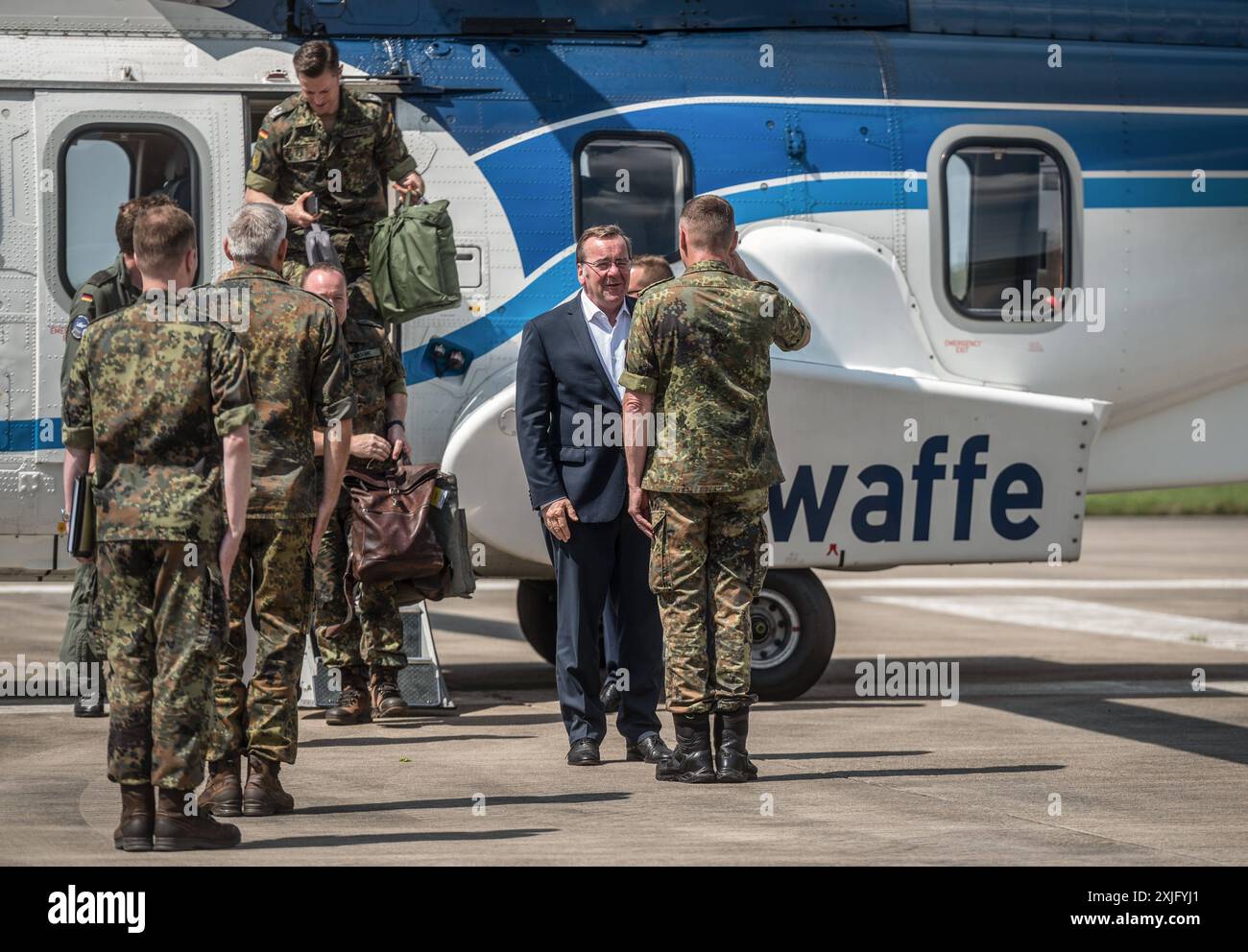 Uedem - Das Weltraumkommando der Bundeswehr empfaengt Bundesverteidigungsminister Pistorius Truppenbesuch des Verteidigungsminister Boris Pistorius im Weltraumkommando der Bundeswehr in Uedem. Anflug mit einem Helikopter der Luftwaffe Uedem Nordrhein Westfalen Allemagne *** Uedem le Commandement spatial des forces armées allemandes accueille le ministre fédéral de la Défense Pistorius visite du ministre fédéral de la Défense Boris Pistorius au Commandement spatial des forces armées allemandes dans l'approche Uedem avec un hélicoptère de l'armée de l'air, Uedem Rhénanie du Nord-Westphalie Allemagne Banque D'Images