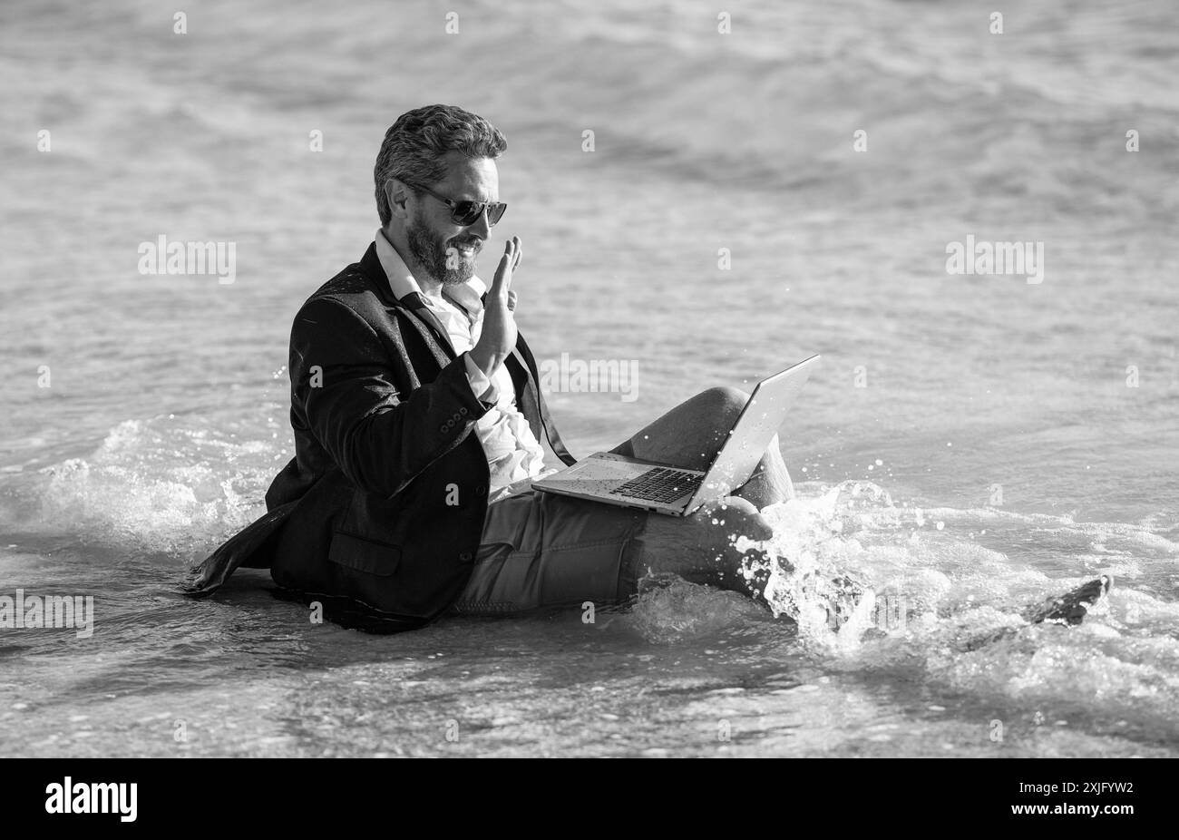 Week-end d'été et travail indépendant à distance. homme d'affaires avec ordinateur portable. Homme d'affaires rêve sur l'été en mer. Affaires d'été. Homme d'affaires freelance sur Banque D'Images